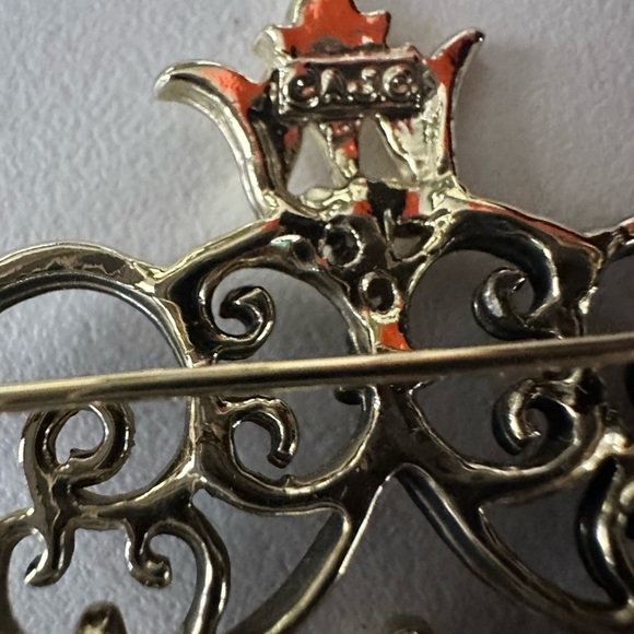 Vintage Art Nouveau Black & Gold Heart Brooch Floral Swirl Design - Picture 3 of 4